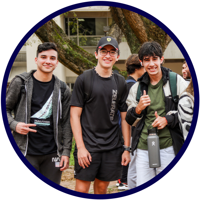 Tres estudiantes sonriendo en el campus de Edumet