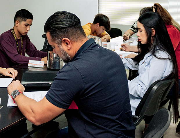 Sesión de consultoría y trabajo con estudiantes de Edumet
