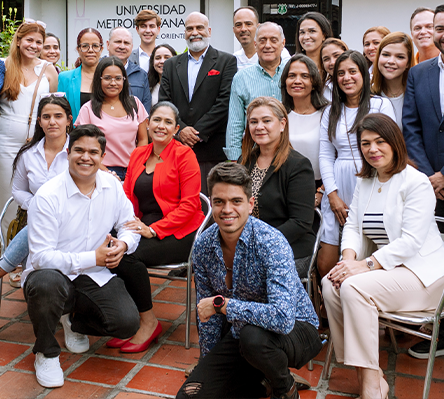 Grupo de estudiantes y profesores de Edumet frente a la Universidad Metropolitana